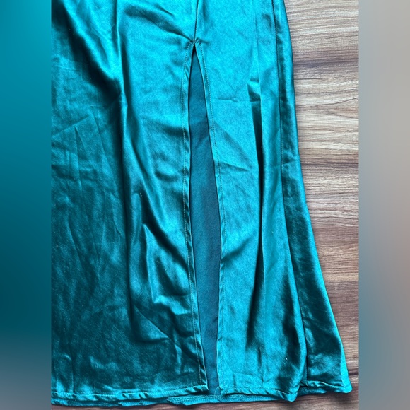 Green Cutout Beat Drop Midi Dress - Picture 2 of 7